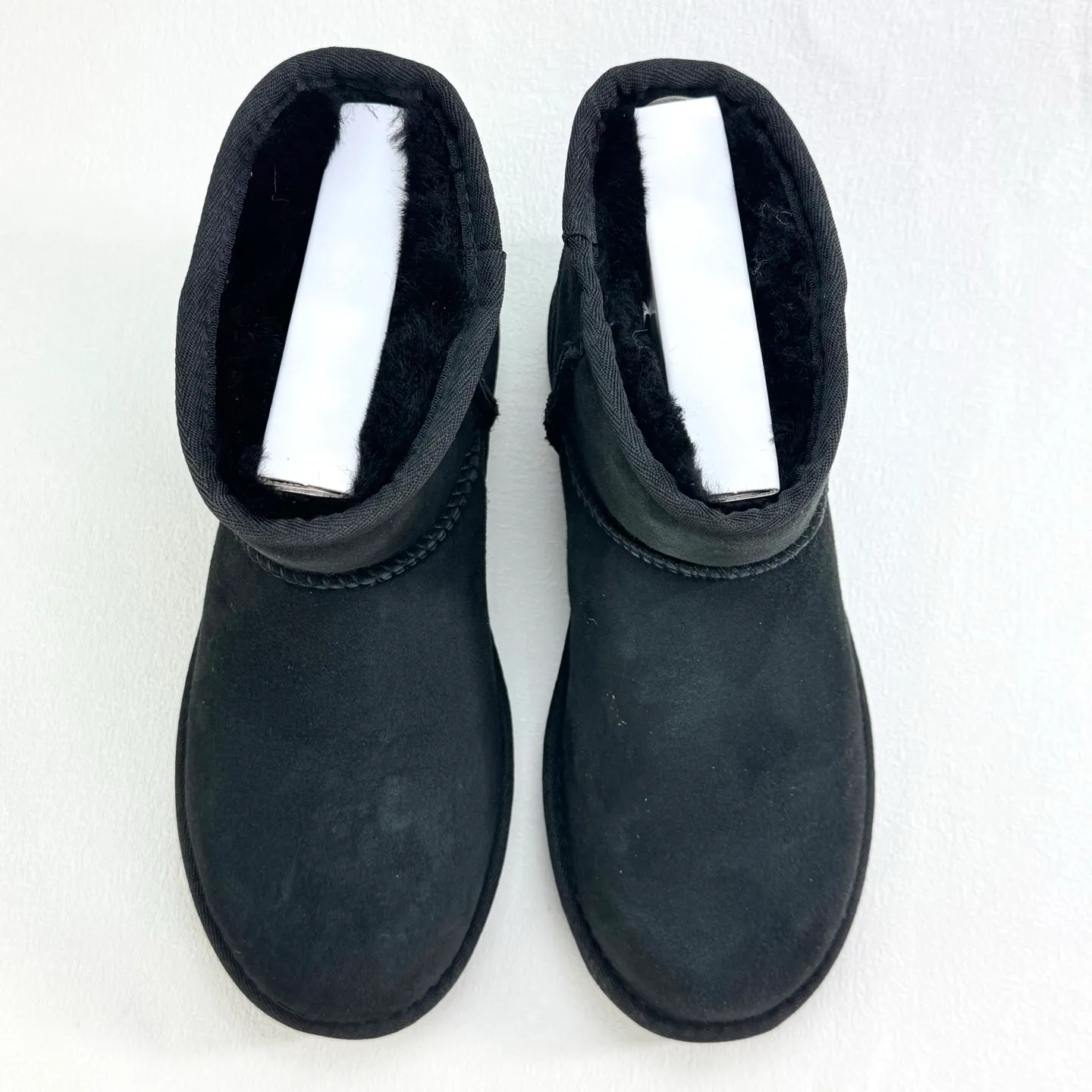 💰360 6222 Classic Mini II Mini classic short boots 2.0 Shoe shaft height: about 14CM Upper: Made of 17mm fur-integrated sheepskin, with a pre-treated water-repellent and anti-fouling coating Insole: 17mm sheepskin insole Sole: Treadlite by UGG™ light wing technology outsole - non-slip, cushioning, wear resistance, and good elasticity Heel: Leather heel label with embossed brand LOGO Size:35 36 37 38 39 40